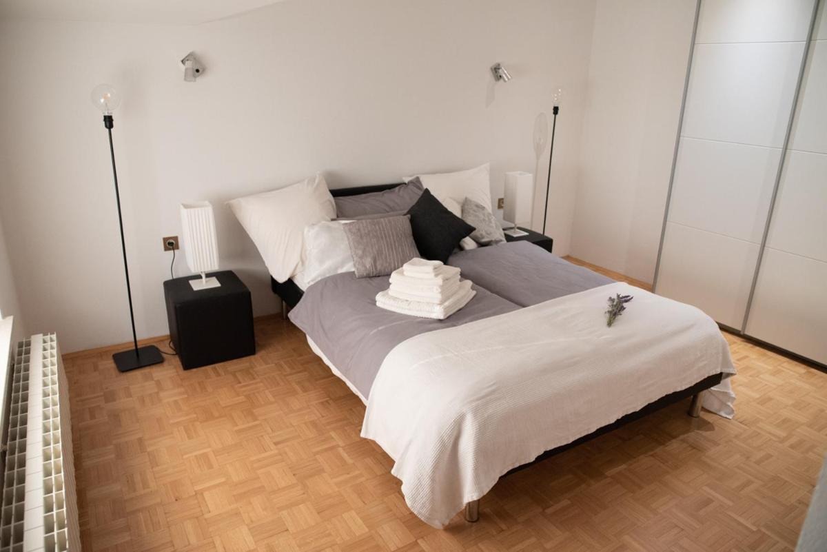 Castle House Rooms, Swimming Pool & Sauna & Tennis Court & Wine Cellar Sežana Esterno foto