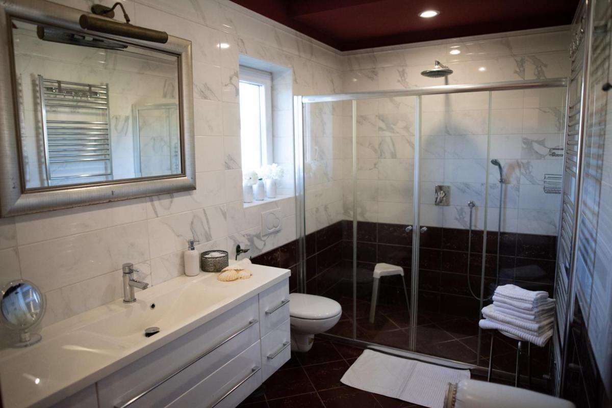 Castle House Rooms, Swimming Pool & Sauna & Tennis Court & Wine Cellar Sežana Esterno foto
